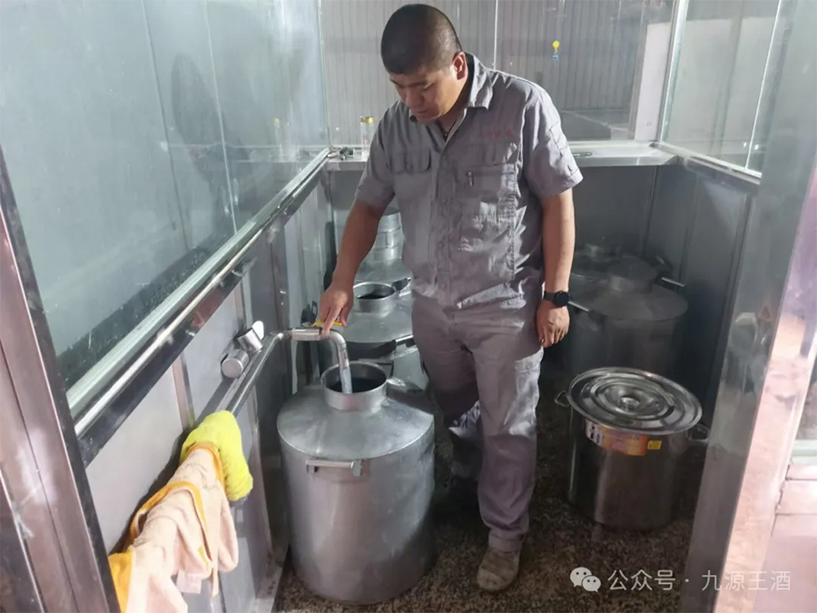 九源王酒业公司举办“九月九 出新酒”仪式